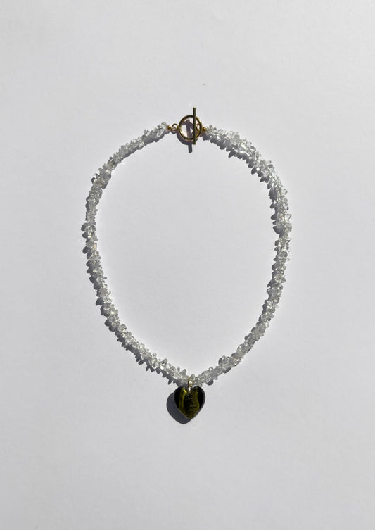 IKIKO Love kaulakoru vuorikristalli kivihelmistä. Kaulakorussa on oliivin värinen lasisydän. Kaulakoru on Suomalaista käsityötä.